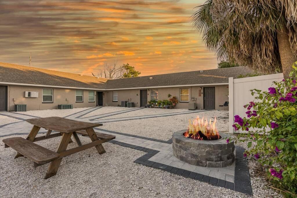 Driftwood Castle Urban Oasis With Firepit Near Convention Center And Amalie Arena, Room For 6 Tampa Exteriér fotografie